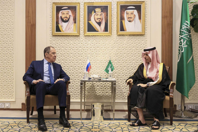 Ngoại trưởng Nga Sergei Lavrov và người đồng cấp Saudi Arabia Faisal bin Farhan Al Saud. (Nguồn: Middle East) Ngoại trưởng Nga và Saudi Arabia điện đàm về quan hệ song phương ảnh 1