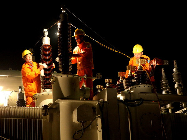 Công nhân thi công tại trạm 110kV Quế Võ. (Ảnh: Ngọc Hà/TTXVN) Nâng công suất trạm 110kV Quế Võ, đáp ứng phụ tải các khu công nghiệp ảnh 1
