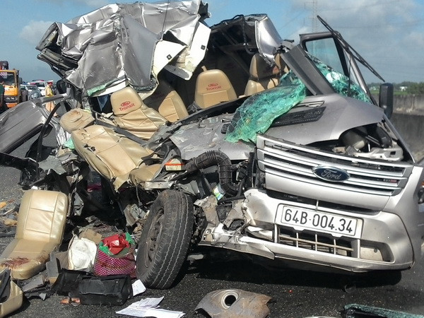 Ôtô khách mất lái đâm vào vách núi làm 3 người tử vong tại chỗ ảnh 1