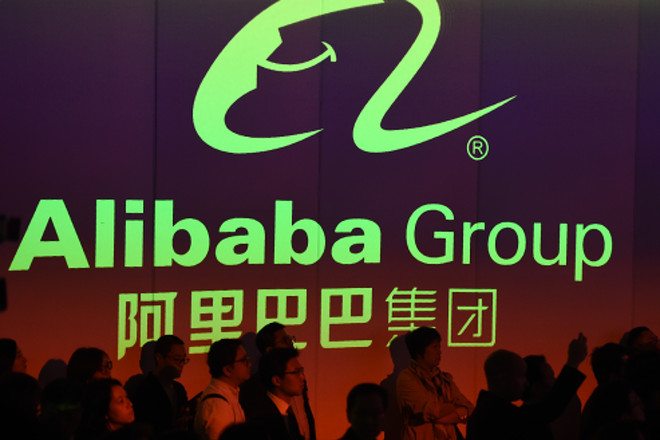 Biểu tượng của Alibaba tại sàn chứng khoán Hong Kong, Trung Quốc. (Ảnh: AFP/TTXVN) Cổ phiếu công nghệ Trung Quốc niêm yết ở Mỹ liệu có còn hấp dẫn? ảnh 2