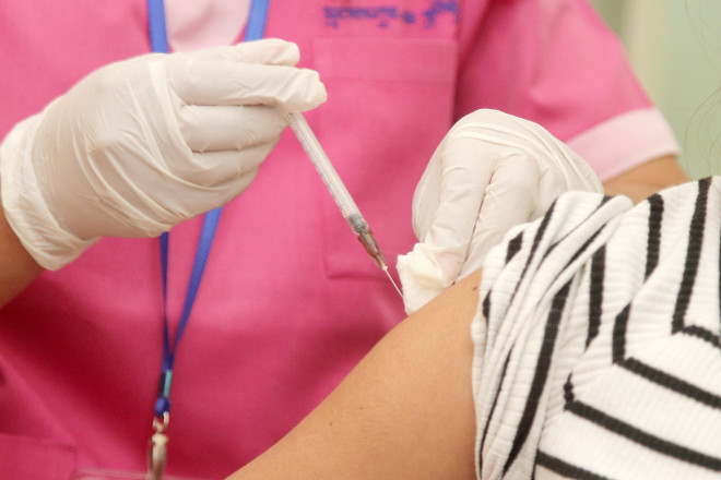 Nhân viên y tế tiêm vaccine phòng COVID-19 cho người dân tại Phnom Penh, Campuchia, ngày 18/2/2021. (Ảnh: THX/TTXVN) Ngoại giao vaccine - quyền lực mềm của Trung Quốc tại Đông Nam Á? ảnh 1