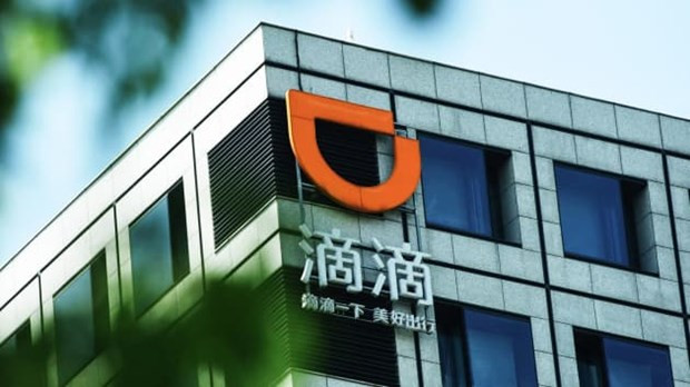 Logo của hãng chia sẻ xe Didi Chuxing được trưng bày trên một tòa nhà ở Hàng Châu, tỉnh Chiết Giang phía đông Trung Quốc. (Nguồn: Getty) Cổ phiếu công nghệ Trung Quốc niêm yết ở Mỹ liệu có còn hấp dẫn? ảnh 1