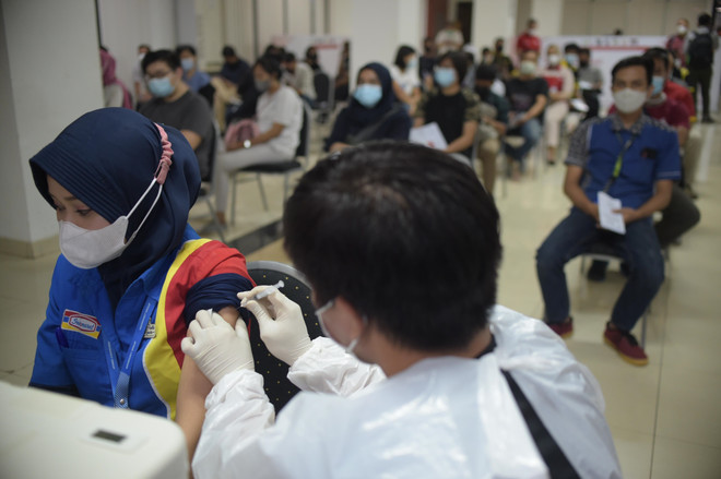 Nhân viên y tế tiêm vaccine Sinova phòng COVID-19 cho người dân tại Jakarta, Indonesia, ngày 24/5/2021. (Ảnh: THX/TTXVN) Ngoại giao vaccine - quyền lực mềm của Trung Quốc tại Đông Nam Á? ảnh 2