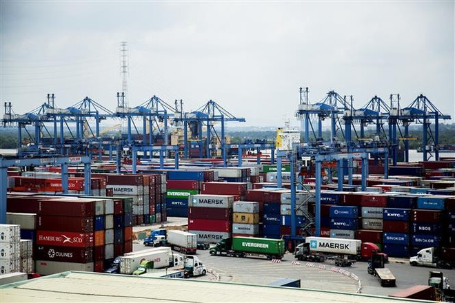 Các container hàng hóa tại Tân Cảng Sài Gòn. (Ảnh: Hồng Đạt/TTXVN) “Quả ngọt” từ những quyết sách và điều hành quyết liệt, linh hoạt ảnh 1