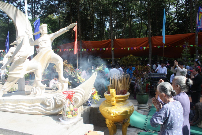 Hàng trăm nghìn lượt khách đổ về tham dự Lễ hội Gò Tháp ảnh 1