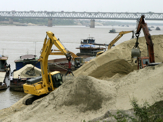 Hà Nội: Hàng loạt bãi chứa vật liệu xây dựng chiếm đất trái phép ảnh 1