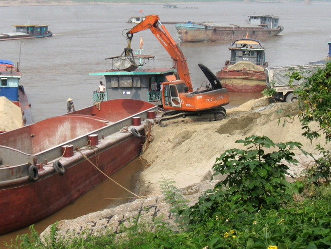 Hà Nội: Hàng loạt bãi chứa vật liệu xây dựng chiếm đất trái phép ảnh 2