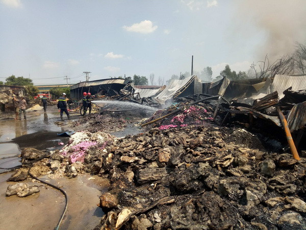 Hàng trăm lính chữa cháy phá tường cứu 11 người mắc kẹt trong hỏa hoạn ảnh 2