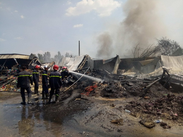 Hàng trăm lính chữa cháy phá tường cứu 11 người mắc kẹt trong hỏa hoạn ảnh 1