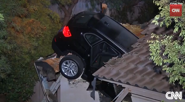 [Video] Xe ôtô bị mất lái đâm thủng nóc nhà người dân ảnh 1