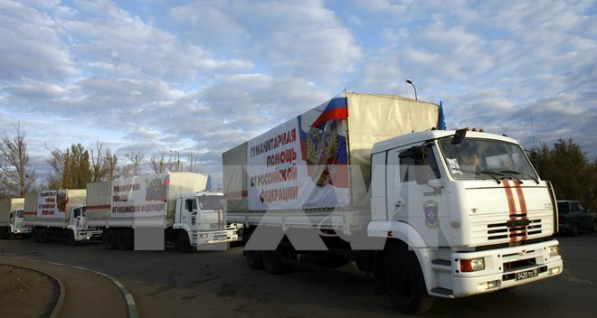 Đoàn xe chuyển hàng viện trợ thứ tư của Nga tới đông nam Ukraine. (Nguồn: AFP/TTXVN) Nga đã chuyển hơn 10.700 tấn hàng hóa nhân đạo cho Ukraine ảnh 1