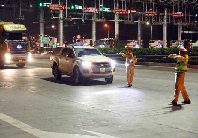 Cảnh sát giao thông liên tiếp phát hiện lái xe dương tính ma túy ảnh 1