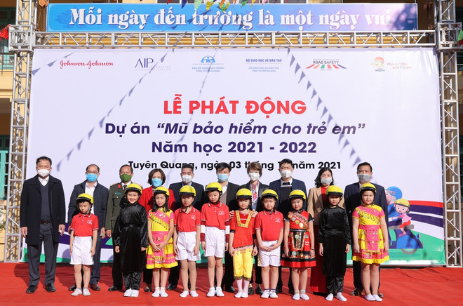 Trao tặng mũ bảo hiểm cho trẻ em, giảm tỷ lệ tử vong vì tai nạn ảnh 1