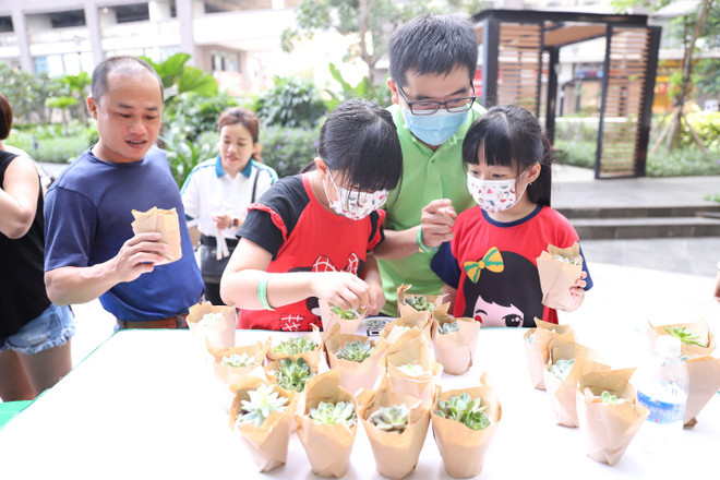 Hoạt động 'Đổi rác lấy quà' là những chậu cây xanh xinh xắn khiến nhiều bạn nhỏ chú ý. NovaGroup lan tỏa "ngày hội sống xanh" tới cộng đồng ảnh 3