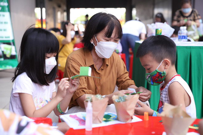 Các em nhỏ chăm chú cắt ráp anh hùng rùa xanh bằng giấy. NovaGroup lan tỏa "ngày hội sống xanh" tới cộng đồng ảnh 4