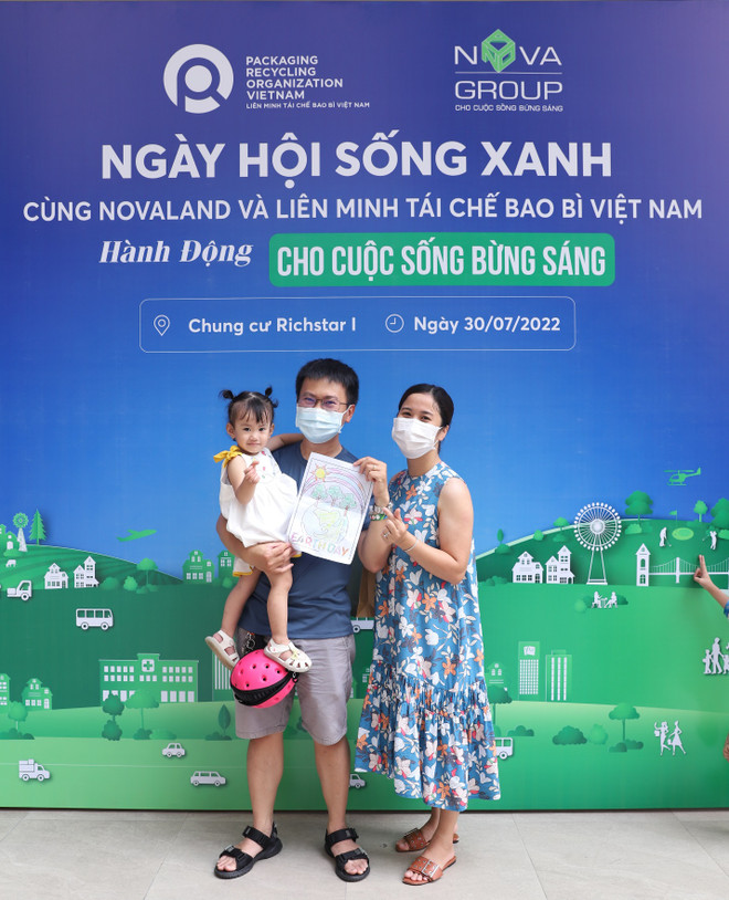Gia đình chị Kim Chi hào hứng 'khoe' thành phẩm của con gái sau khi tham gia hoạt động vẽ tranh bảo vệ môi trường. NovaGroup lan tỏa "ngày hội sống xanh" tới cộng đồng ảnh 7