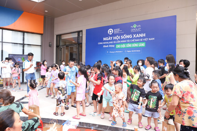 Các em nhỏ hào hứng với kiến thức về phân loại rác, các hoạt động bổ ích của 'Ngày hội sống xanh.' NovaGroup lan tỏa "ngày hội sống xanh" tới cộng đồng ảnh 9