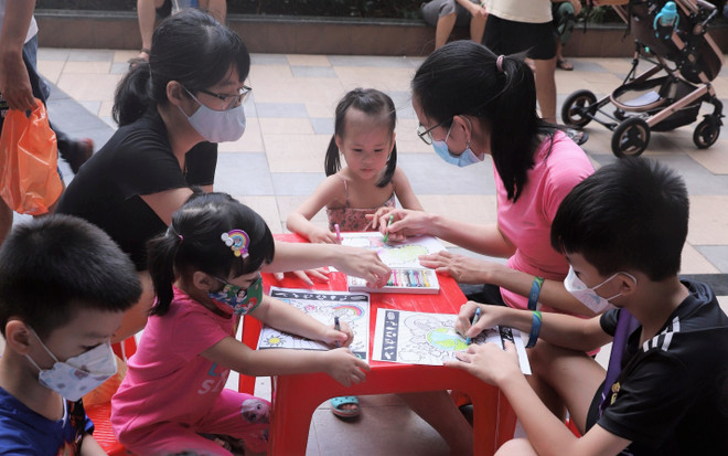 Các bậc phụ huynh hướng dẫn các bé tô màu và trang trí tranh vận động bảo vệ môi trường. NovaGroup lan tỏa "ngày hội sống xanh" tới cộng đồng ảnh 5