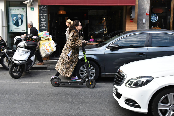 Người dân đi xe scooter điện tại Thổ Nhĩ Kỳ. (Nguồn: dailysabah) Xe scooter điện gây quan ngại về an toàn giao thông tại Thổ Nhĩ Kỳ ảnh 1