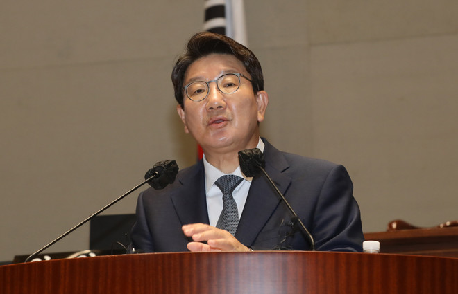Ông Kweon Seong-dong đệ đơn từ chức. (Nguồn: koreaherald) Hàn Quốc: Quyền chủ tịch đảng cầm quyền đệ đơn từ chức ảnh 1