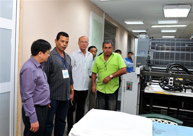 Trong ảnh: Phó Tổng giám đốc TTXVN Đinh Đăng Quang thăm xưởng in của hãng thông tấn Prensa Latina. (Ảnh: Vũ Lê Hà/TTXVN) Lan tỏa các ấn phẩm của Thông tấn xã Việt Nam tại Cuba ảnh 2