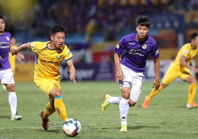 Pha đi bóng của cầu thủ đội Sông Lam Nghệ An. (Ảnh: Thành Đạt/TTXVN) Thắng Hà Nội FC, Sông Lam Nghệ An leo lên ngôi đầu bảng ảnh 1