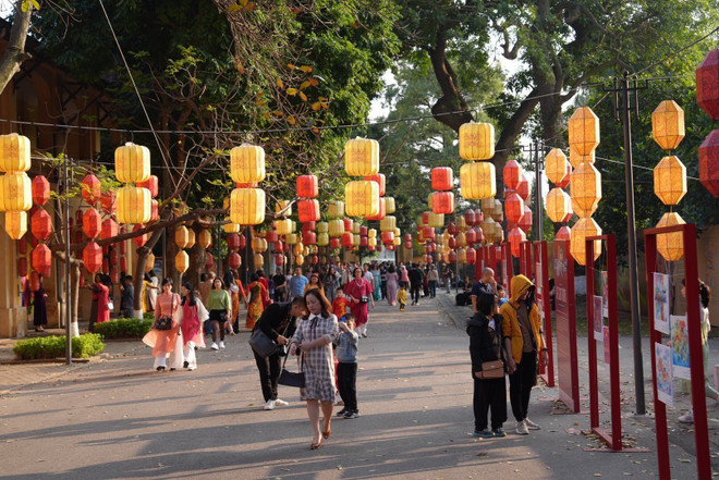 Khu di tích Hoàng thành Thăng Long rực rỡ sắc Xuân, thu hút đông đảo du khách tham quan. (Ảnh: TTXVN phát) TTXVN_1802Hoangthanh2.jpg