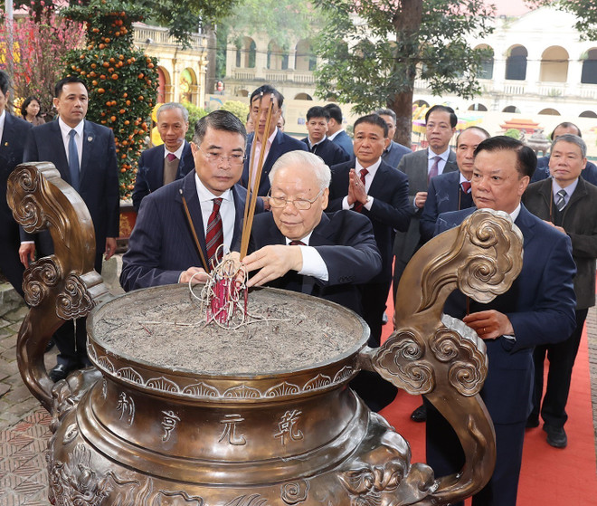 Tổng Bí thư Nguyễn Phú Trọng dâng hương tại Điện Kính Thiên, Khu di tích Hoàng thành Thăng Long-Di sản văn hóa thế giới. (Ảnh: Trí Dũng/TTXVN) TTXVN_1802Hoangthanh3.jpg