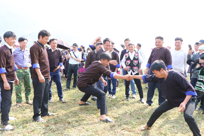 Người dân hào hứng tham gia trò chơi dân gian tại Lễ hội Gầu Tào. (Ảnh: Việt Dũng/TTXVN) TTXVN_1802Gautao2.jpg