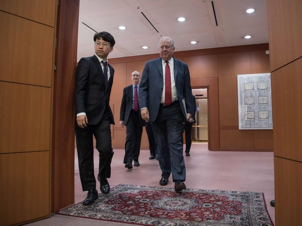 Thứ trưởng Ngoại giao Mỹ Thomas Shannon (giữa) tới cuộc họp ở Seoul ngày 14/6. (Nguồn: AFP/TTXVN) Hàn Quốc nỗ lực hàn gắn quan hệ liên Triều với sự hợp tác của Mỹ ảnh 1