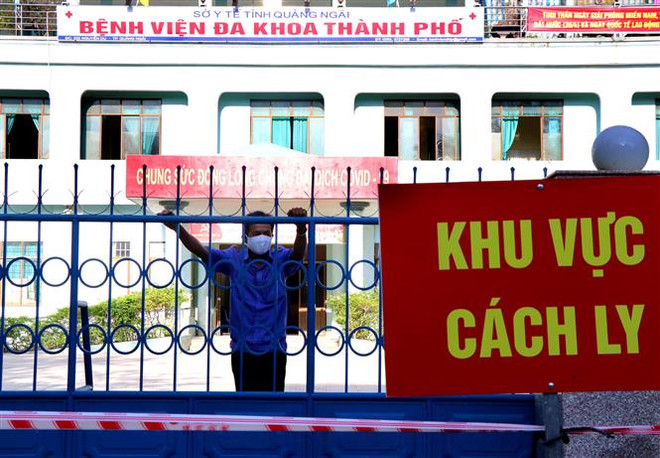 UBND tỉnh Quảng Ngãi đã ban hành lệnh phong tỏa Bệnh viện đa khoa thành phố Quảng Ngãi - nơi bệnh nhân 419 từng đến khám bệnh. ()nh: Lê Ngọc Phước/TTXVN Quảng Ngãi bố trí điểm thi riêng cho thí sinh thi tốt nghiệp diện F1 ảnh 1