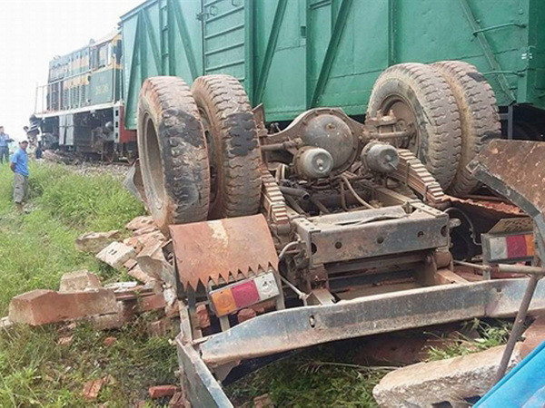 Xe tải bị đâm trực diện khi cố lao qua đường tàu, lái xe tử vong ảnh 1