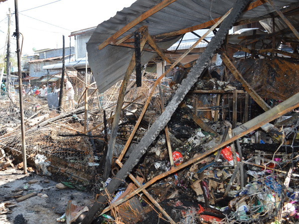 Triển khai vòi dài 200m dập tắt đám cháy xưởng gỗ tại Thường Tín ảnh 1