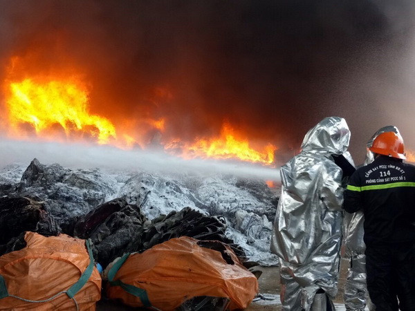Cháy lớn sát đường điện cao thế, toàn thành phố Vũng Tàu mất điện ảnh 1