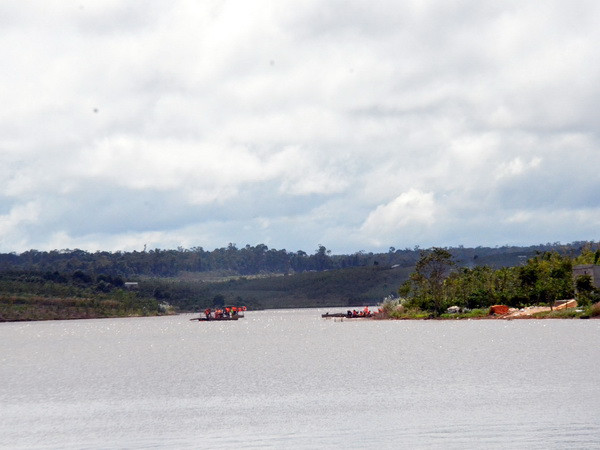 Thuê canô không đủ điều kiện hoạt động, 14 du khách bị rơi xuống biển ảnh 1