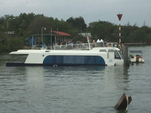 Tàu cao tốc TP.HCM-Cần Giờ gặp sự cố, nước vào chìm 1/3 thân tàu ảnh 1