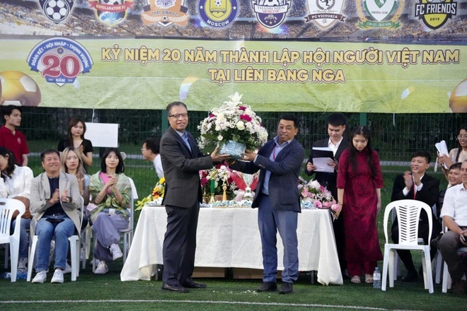 Đại sứ Việt Nam tại LB Nga Đặng Minh Khôi tặng hoa chúc mừng Ban tổ chức Giải. (Ảnh: TTXVN) ttxvn giai_bong_da_cong_dong_nguoi_viet_nam_tai_lb_nga_thanh_cong_tot_dep2.jpg