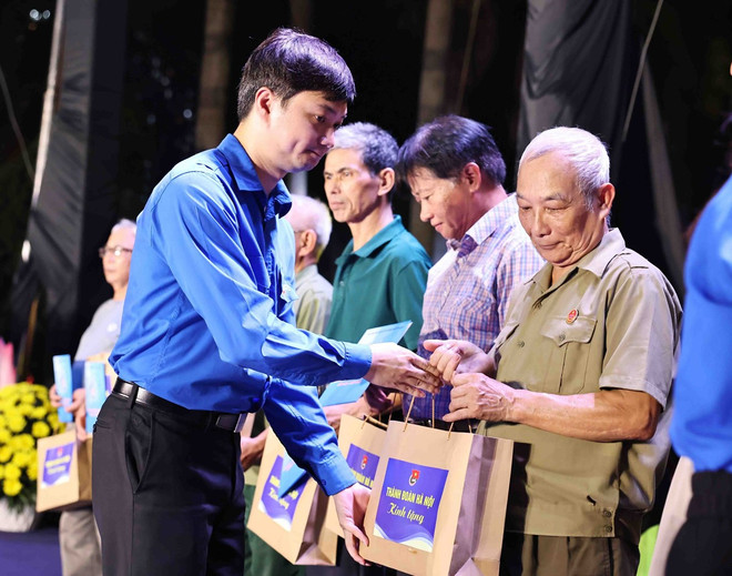 ttxvn trao di anh liet sy3.jpg