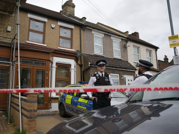 Anh bắt giữ một người đàn ông nghi cầm dao gần trụ sở Quốc hội ảnh 1