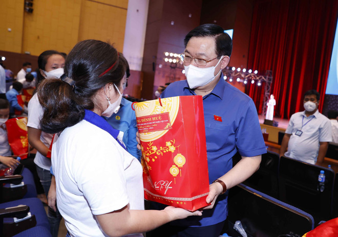 Chủ tịch Quốc hội dự “Tết sum vầy- Xuân Bình an” tại tỉnh Bình Dương ảnh 1