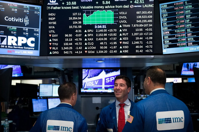 Sàn giao dịch chứng khoán New York, Mỹ . (Nguồn: AFP/TTXVN) Phố Wall "xanh sàn," Dow Jones tăng điểm phiên thứ 7 liên tiếp ảnh 1