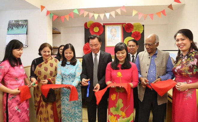 Cắt băng khánh thành Góc Hồ Chí Minh tại Trung tâm Nghiên cứu Việt Nam. (Ảnh: Huy Lê/Vietnam+) Kỷ niệm 129 năm ngày sinh Chủ tịch Hồ Chí Minh tại Ấn Độ ảnh 2