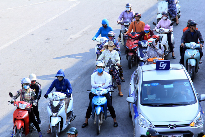 [Photo] Ngày Hè đổ lửa trên đường phố Hà Nội, nhiệt độ lên tới 43 độ C ảnh 5