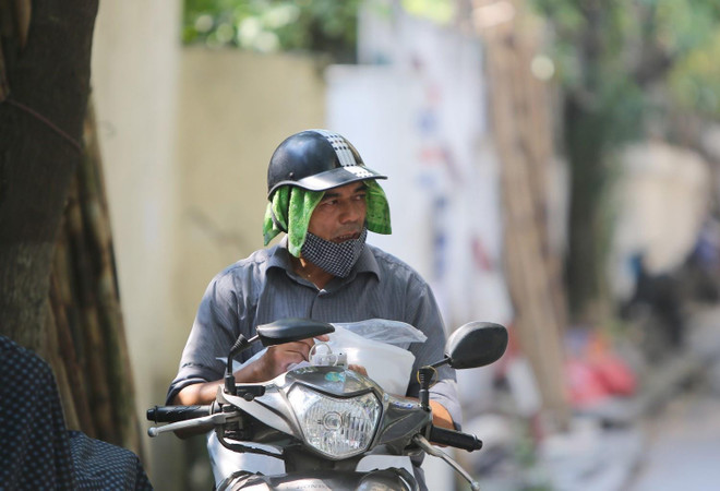 [Photo] Ngày Hè đổ lửa trên đường phố Hà Nội, nhiệt độ lên tới 43 độ C ảnh 1