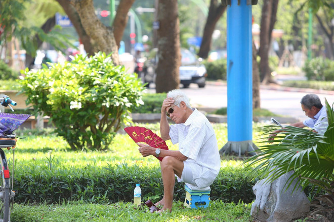 [Photo] Ngày Hè đổ lửa trên đường phố Hà Nội, nhiệt độ lên tới 43 độ C ảnh 2