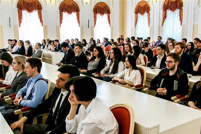 Tham dự Hội thảo khoa học về Chủ tịch Hồ Chí Minh có đông đảo sinh viên Việt Nam và LB Nga từ các trường Đại học trong thành phố. (Ảnh: Tâm Hằng/TTXVN) Hội thảo 'Di sản tinh thần của Hồ Chí Minh - 50 năm sau' tại Nga ảnh 1