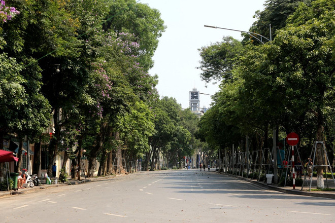 [Photo] Ngày Hè đổ lửa trên đường phố Hà Nội, nhiệt độ lên tới 43 độ C ảnh 9