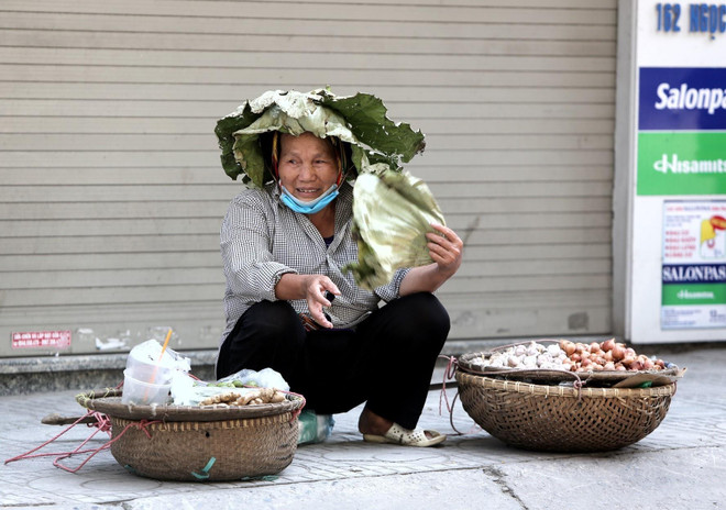 [Photo] Ngày Hè đổ lửa trên đường phố Hà Nội, nhiệt độ lên tới 43 độ C ảnh 10