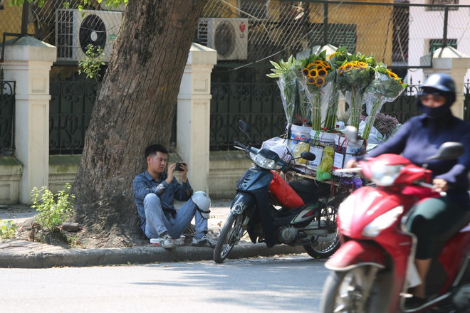 [Photo] Ngày Hè đổ lửa trên đường phố Hà Nội, nhiệt độ lên tới 43 độ C ảnh 3