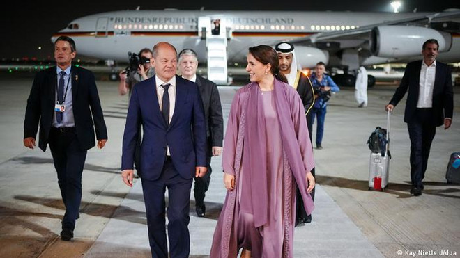 Thủ tướng Đức Olaf Scholz đến UAE. (Nguồn: dpa) Đức lạc quan về các dự án cung cấp năng lượng từ vùng Vịnh ảnh 1